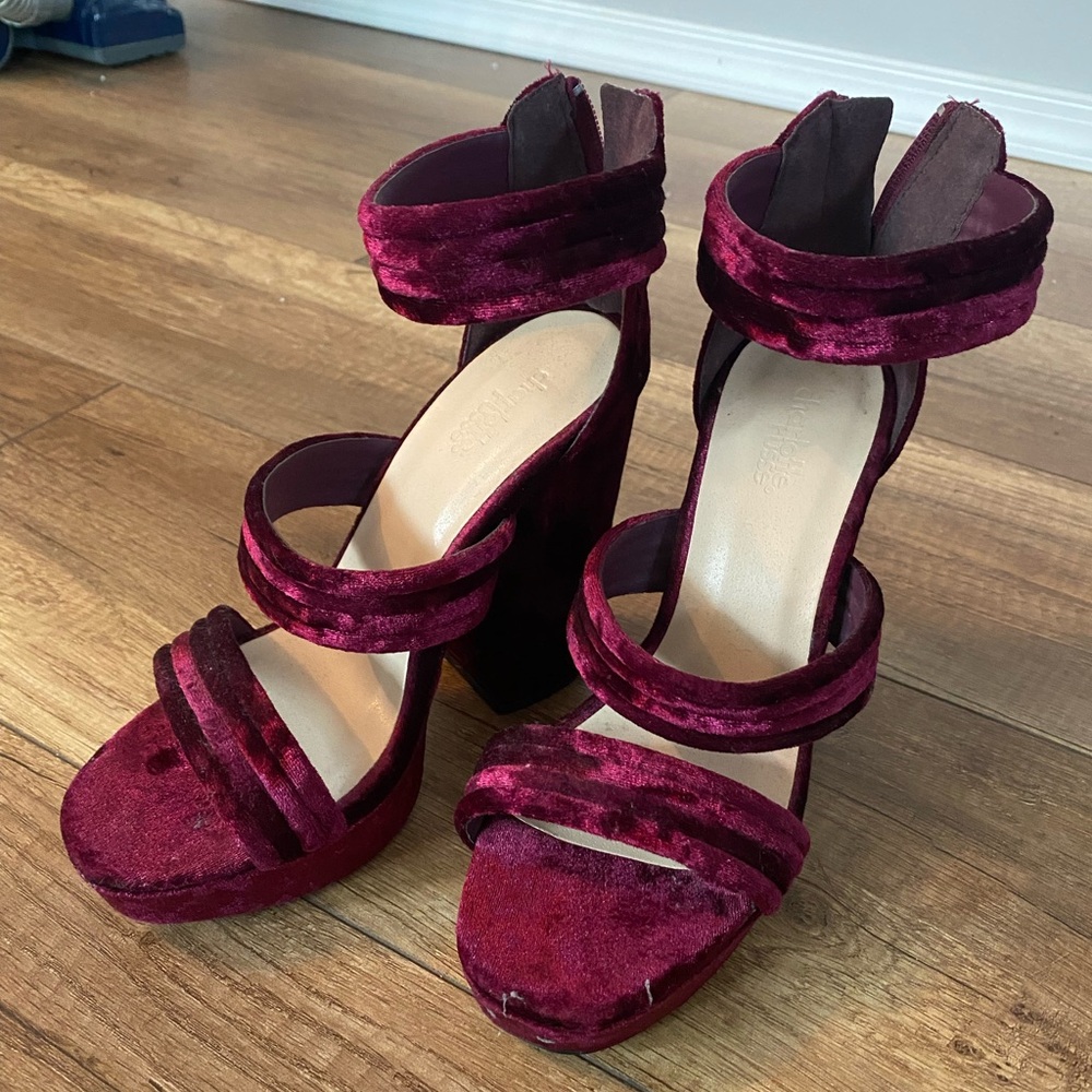 Brand new women’s chunky velvet heels size 7 never worn